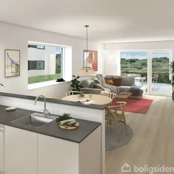 Køkken-alrum med moderne indretning; køkkenet har hvidt interiør og grå bordplade. Stueområdet har sofaer, et rødt tæppe og store vinduer, der åbner ud til en grøn have.