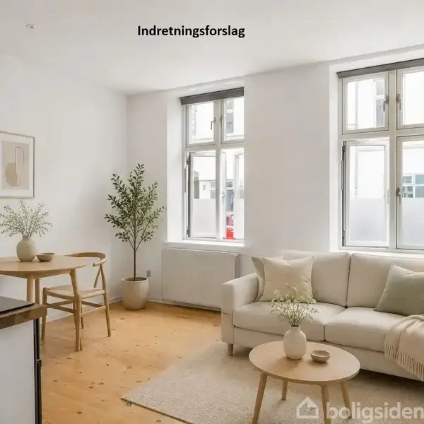 En lys stue med sofa, sofabord og spisebord. To store vinduer lader naturligt lys ind. Tekst: "Indretningsforslag". Der er planter og minimalistisk kunst på væggen.
