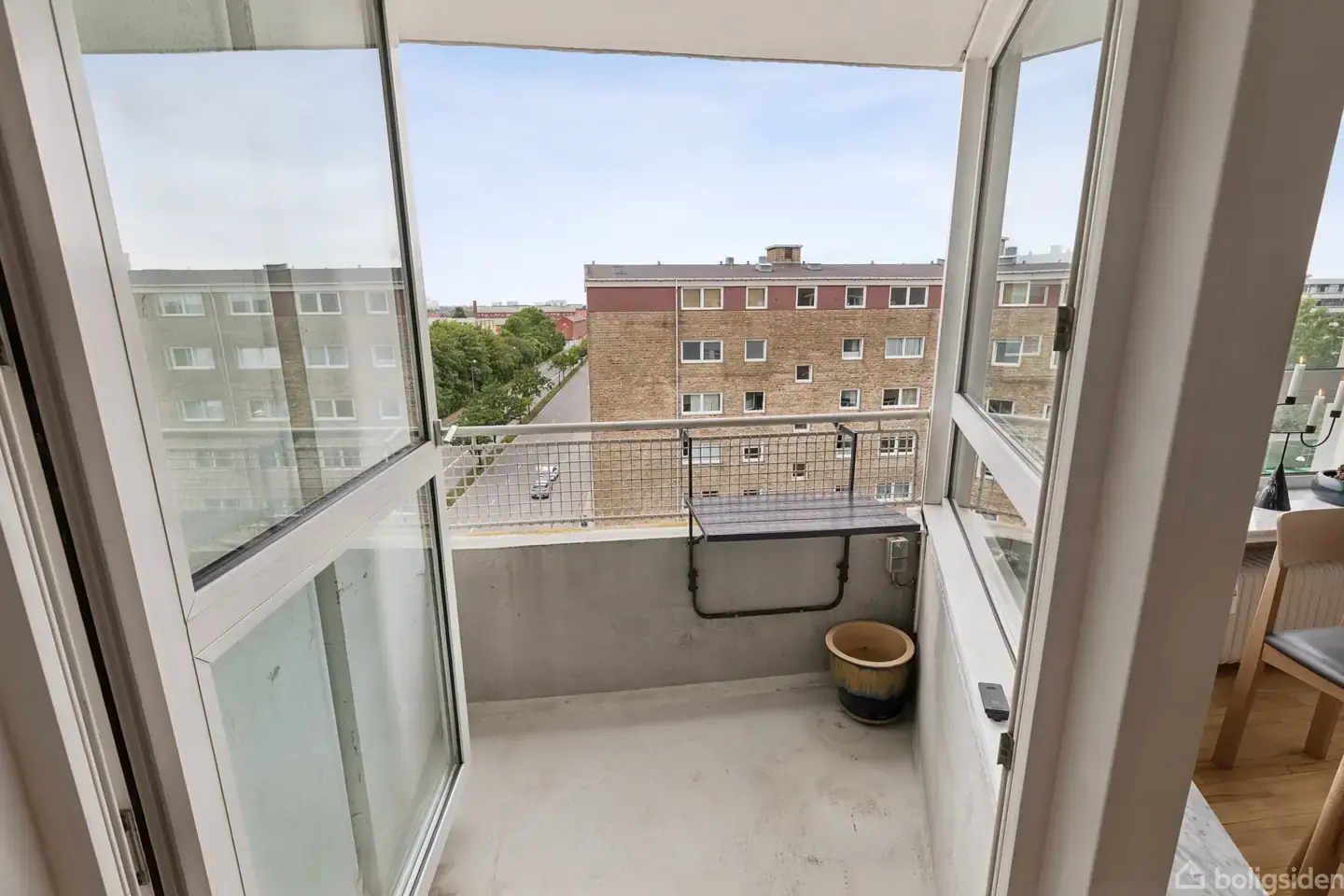 Solrig altan samt elevator i ejendommen. - Visning 3
