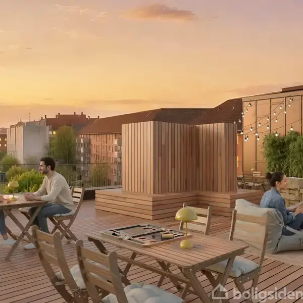 Flere personer sidder ved borde og loungesofaer på en tagterrasse ved solnedgang. Der er træmøbler, planter og lyskæder. Bygninger ses i baggrunden.