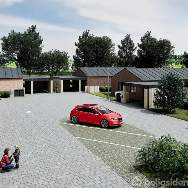 En rød bil står parkeret i en gårdsplads omgivet af moderne murstenshuse. En person sidder på fortovet, mens en anden går ned ad stien. Træer omkranser området.