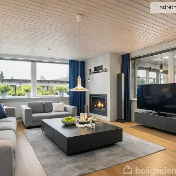 Stue med grå sofaer og et firkantet sofabord. En pejs brænder ved siden af et stort fladskærms-tv. Store vinduer lukker naturligt lys ind. Tekst: "Indretningsforslag."