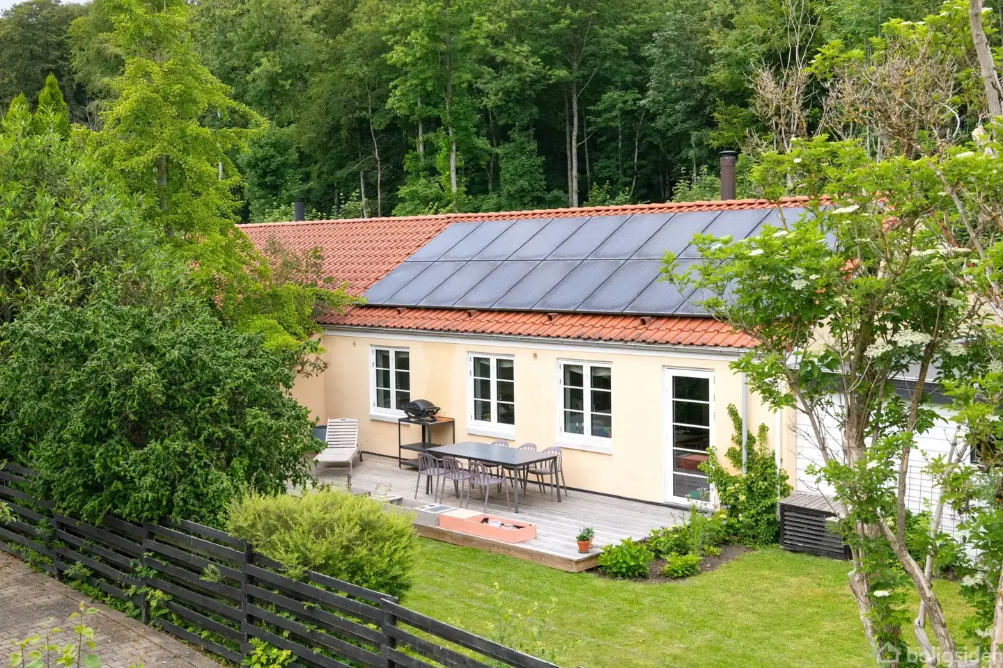Halvt dobbelthus med skoven i baghaven
