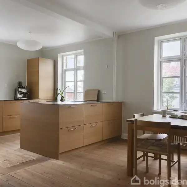 Køkken med træskabe og køkkenø, kaffemaskine på bordpladen, træbord med tre stole ved siden af vinduer. Lyst rum med hvide vægge og trægulv, udendørs udsigt.