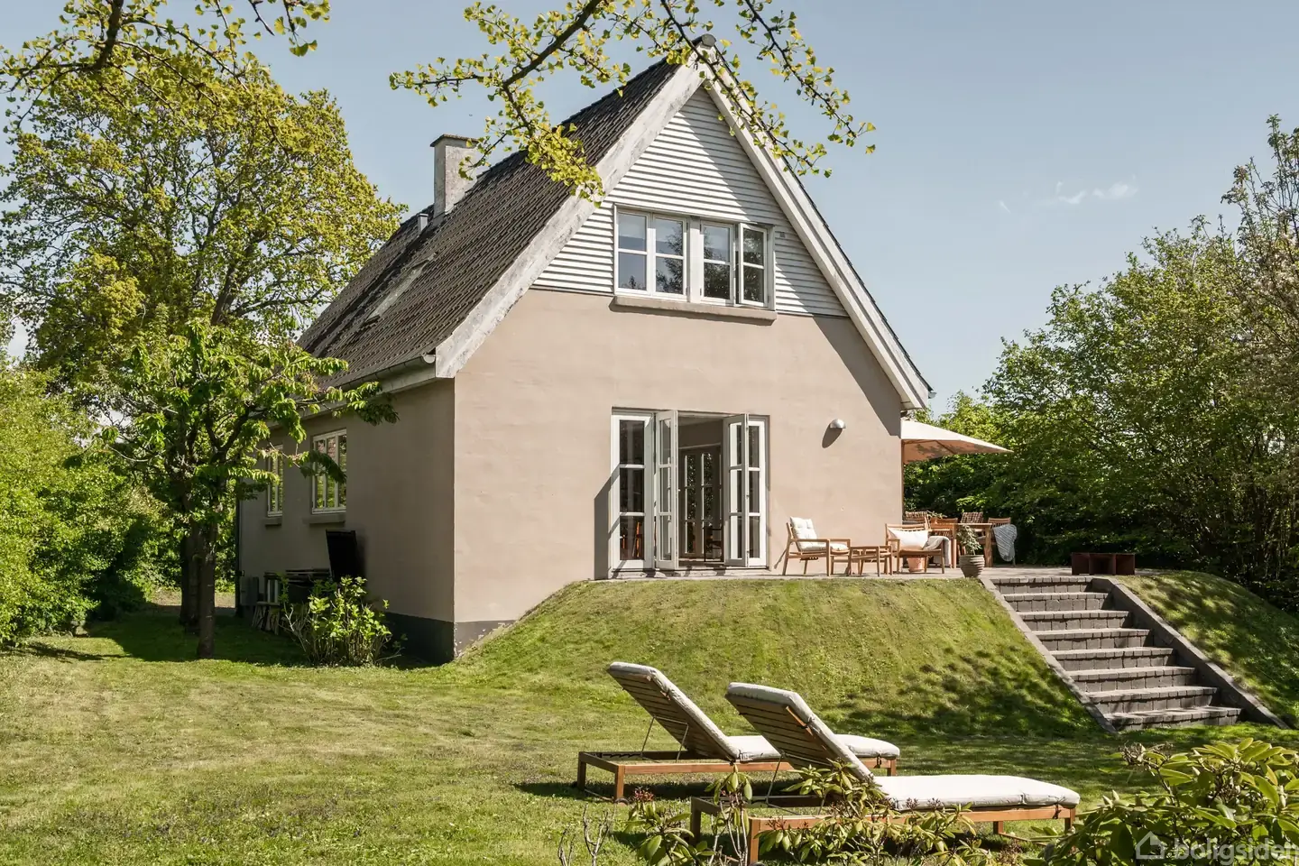 Nyrenoveret villa med havn, strand og skov lige om hjørnet