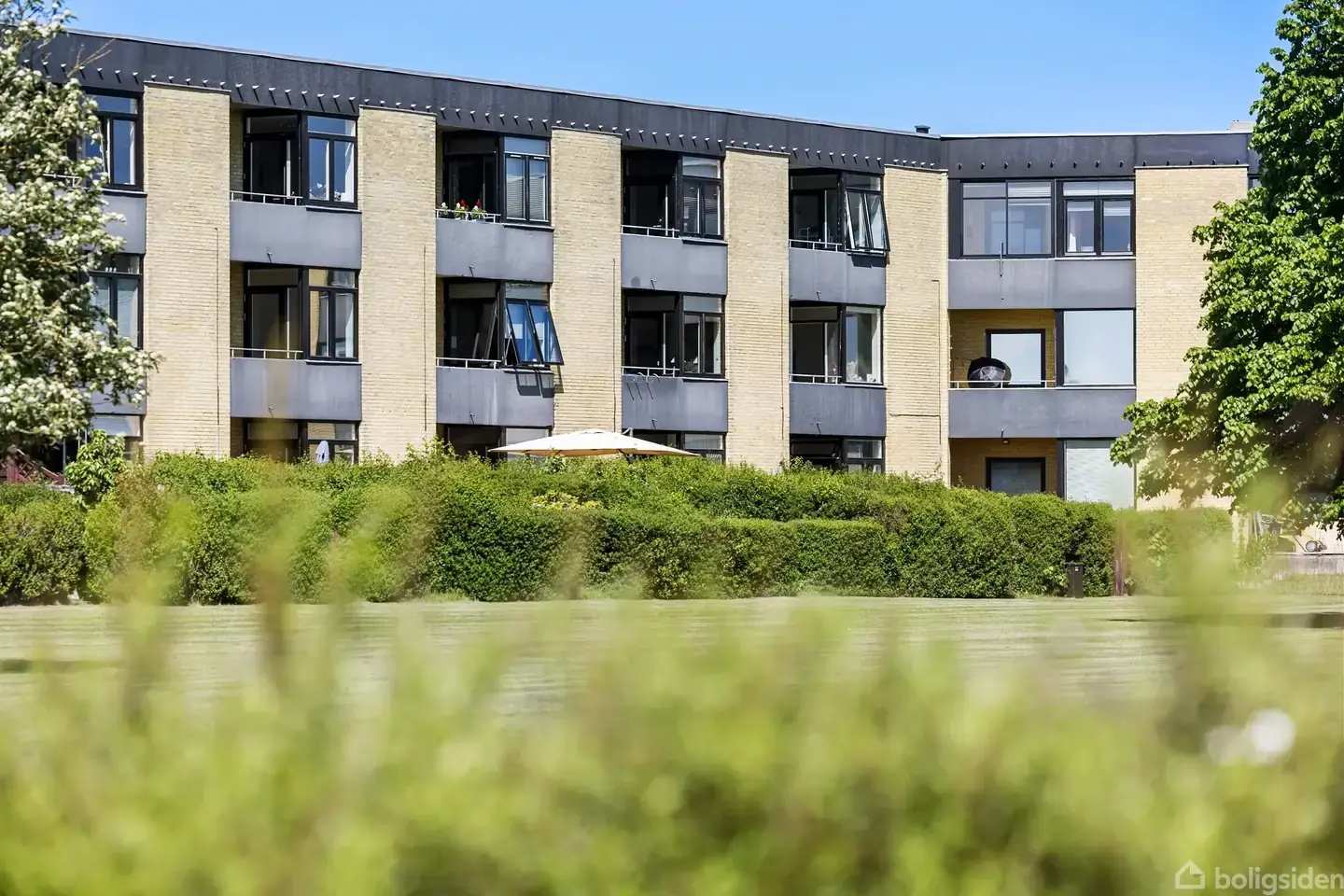 Renoveret lejlighed m. altan i attraktive Skalborg