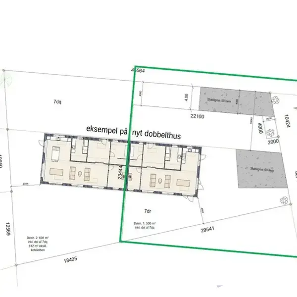 En plantegning viser et "eksempel på nyt dobbelthus" placeret på en grund med arealmål. En rektangulær struktur er omgivet af grønne linjer og diverse markeringer som viser beliggenhed på Mosebyvej.