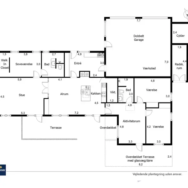 Plantegning viser et hus med dobbelt garage, værksted, cykelskur og redskabsrum. Der er stue, køkken, tre værelser, to badeværelser, walk-in closet, aktivitetsrum, terrasse og overdækket terrasse. Nederst står "Vejledende planløsning uden ansvar."