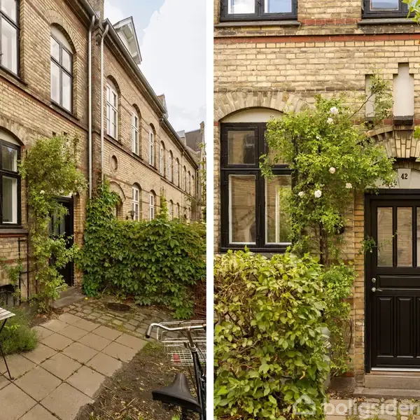 Et rækkehus i mursten med klatrende planter omkring dør og vinduer. Foran ligger en lille terrasse med havemøbler. Nummer 42 er skrevet over døren.