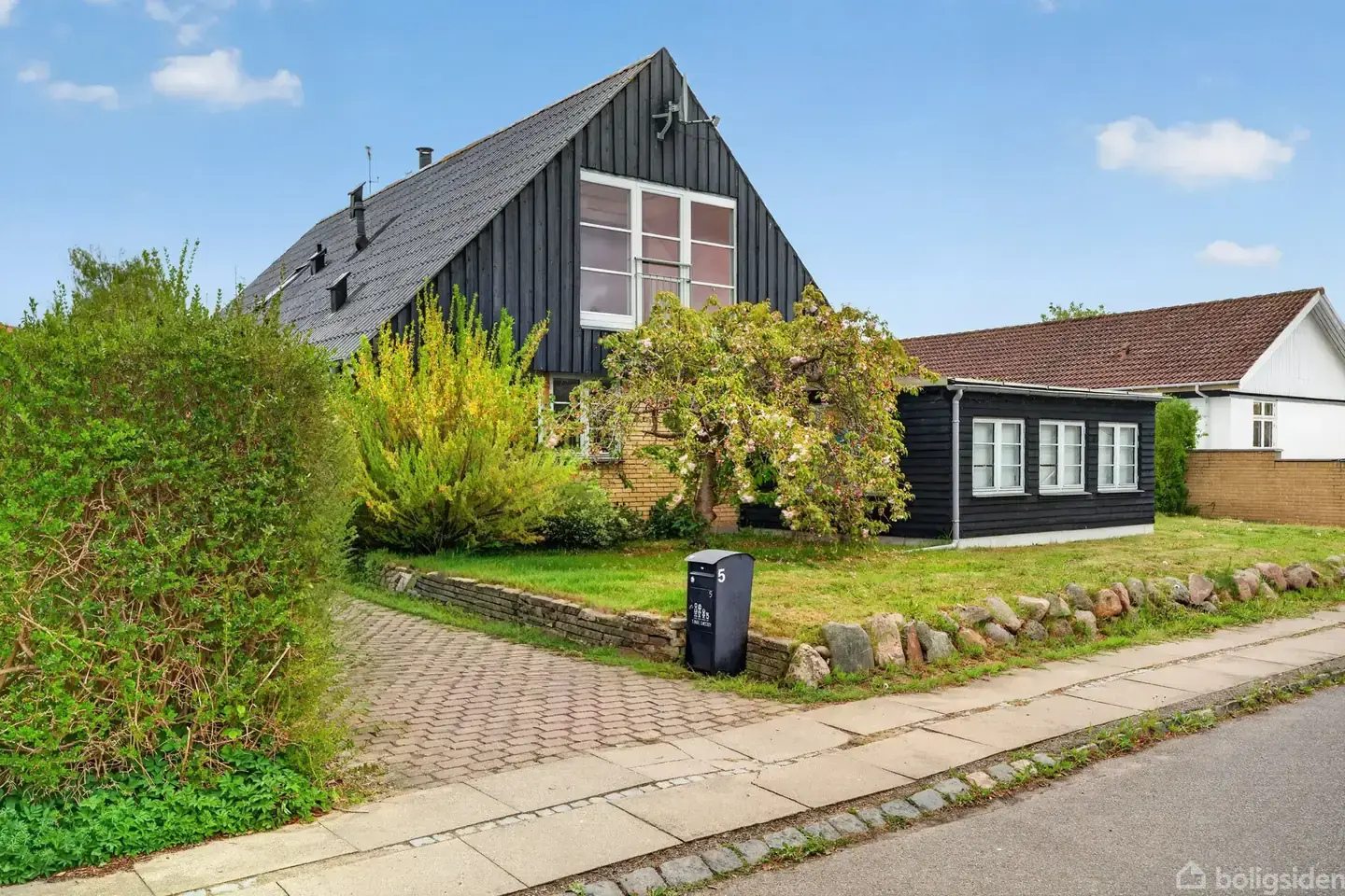 Lys, velholdt og moderne familievilla