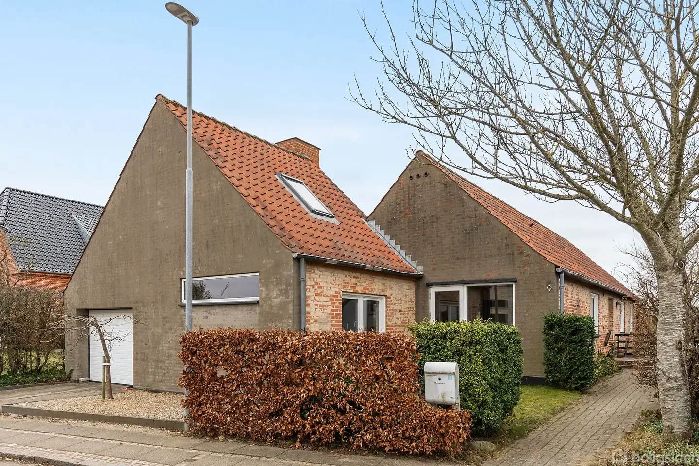 Arkitekttegnet villa med lukket garage i hjertet af Holstebro