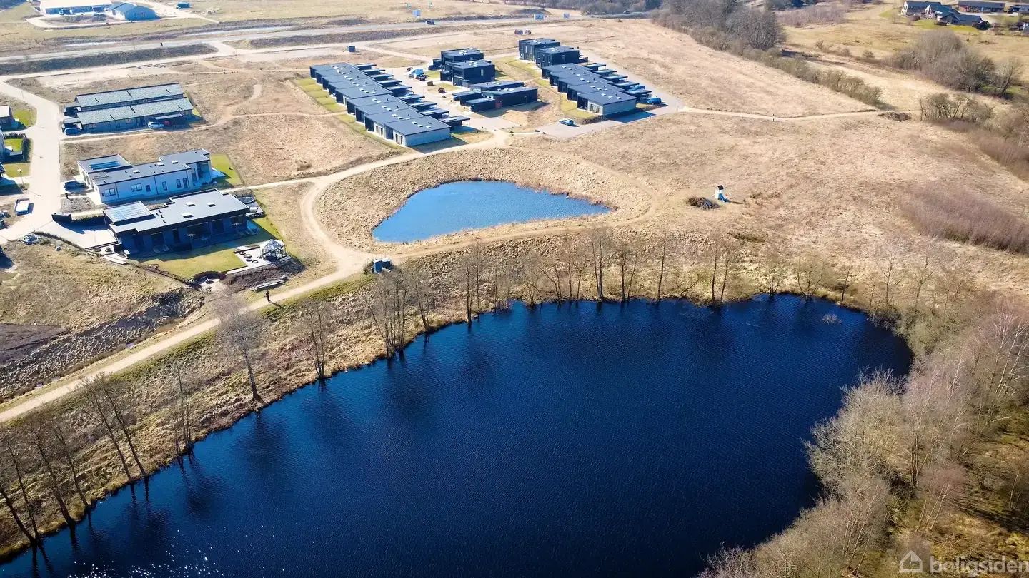 Land, 741 m²