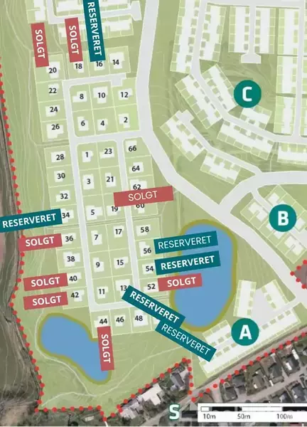 Et områdekort viser byggegrunde markeret som "SOLGT" eller "RESERVERET". Grønne felter indikerer ubebygget, omgivet af boliger i C-kvarteret. En central sø ses ved A, med B-kvarter til højre. Skala forneden.