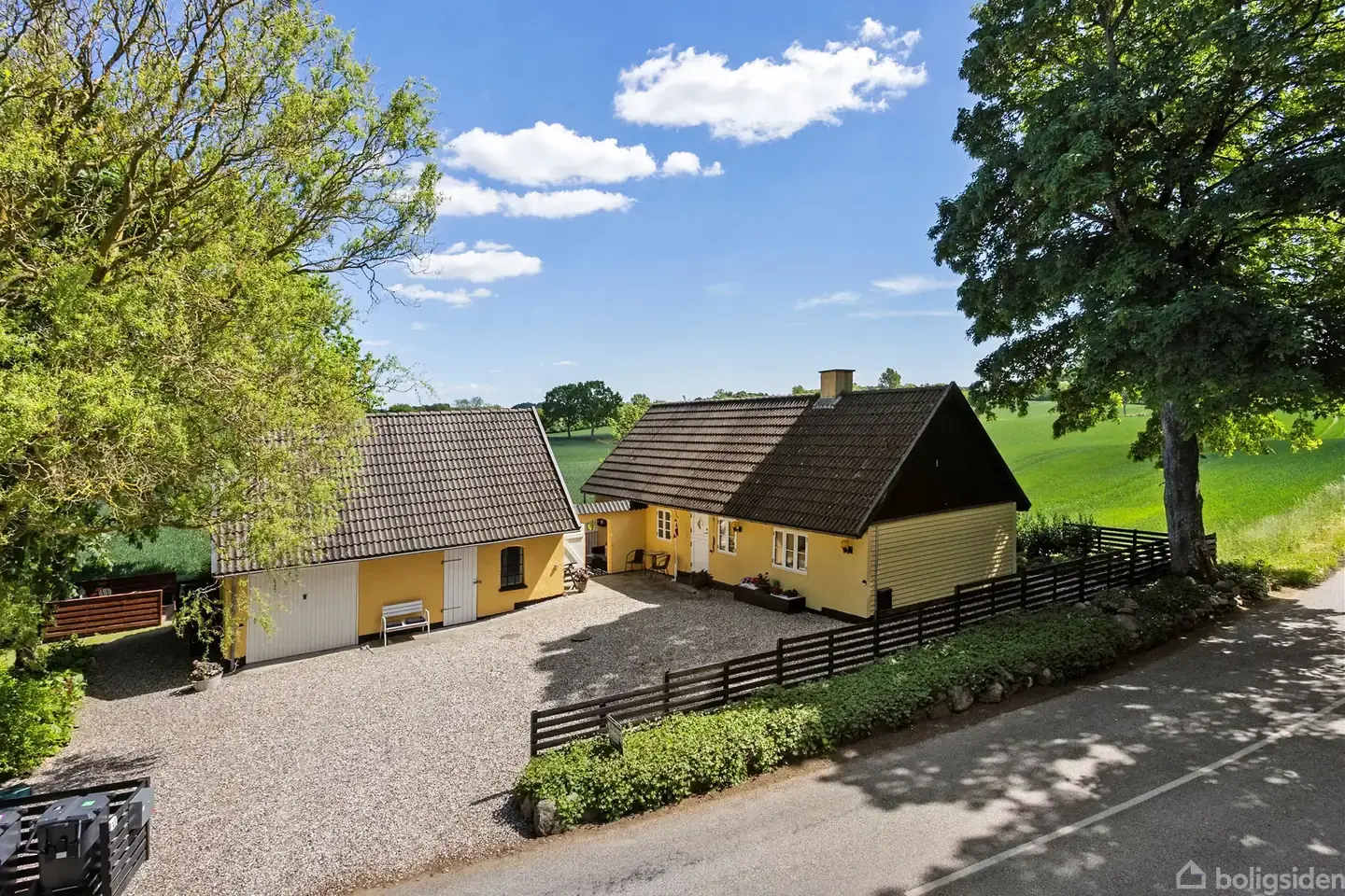 Mulighed for flexbolig - Charmerende og indflytningsklar ejendom med stor garagebygning