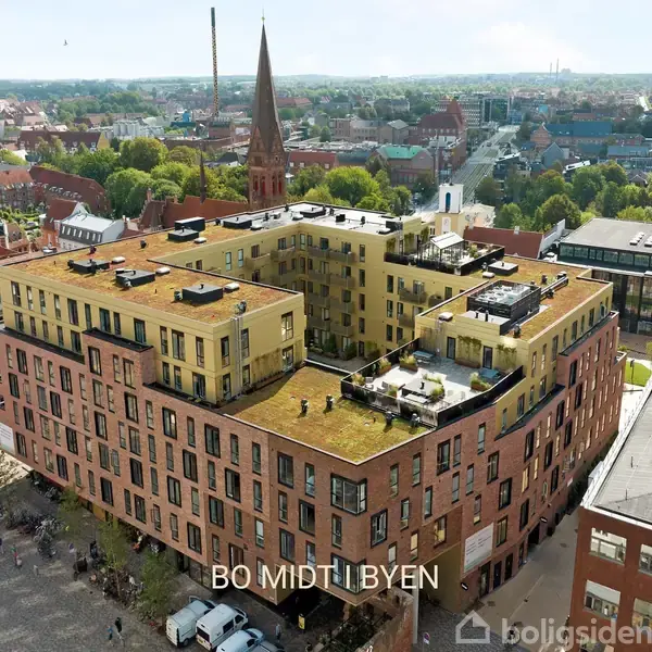 Plantegning viser en lejlighed med fire værelser, køkken/stue, badeværelse, entré, depot, soveværelse, kontorniche, og altan. Tekst: "BOLIGNR. 306, Torvegade 20, 3. 2, 118 m² BBR, 4 VÆRELSER, 3. sal ETAGE, Altan UDEAREAL."