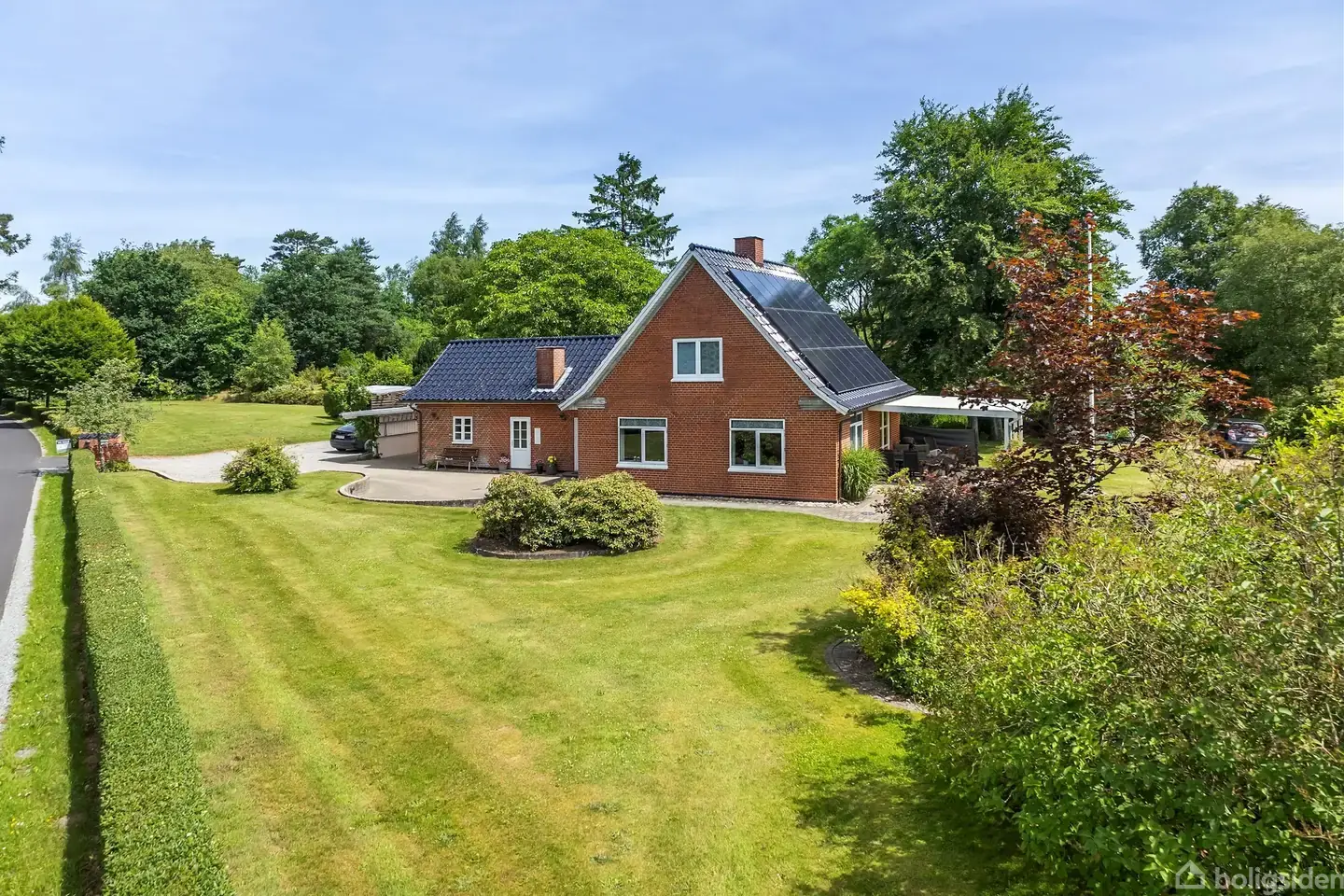 Nydelig villa med stor grund og skøn natur lige omkring dig.