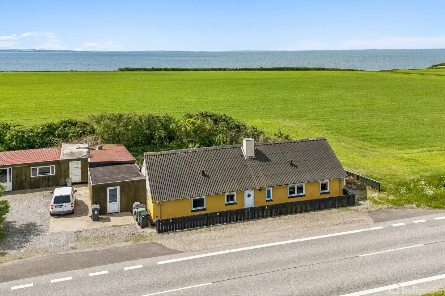 Velkommen til Hovedvejen 117, Jestrup – bolig med udsigt til vandet og naturskønne omgivelser