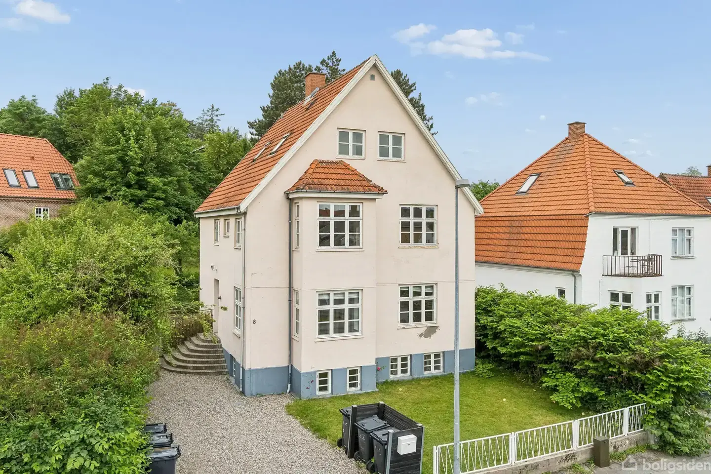 Herskabelig og central beliggende ejendom med stort potentiale