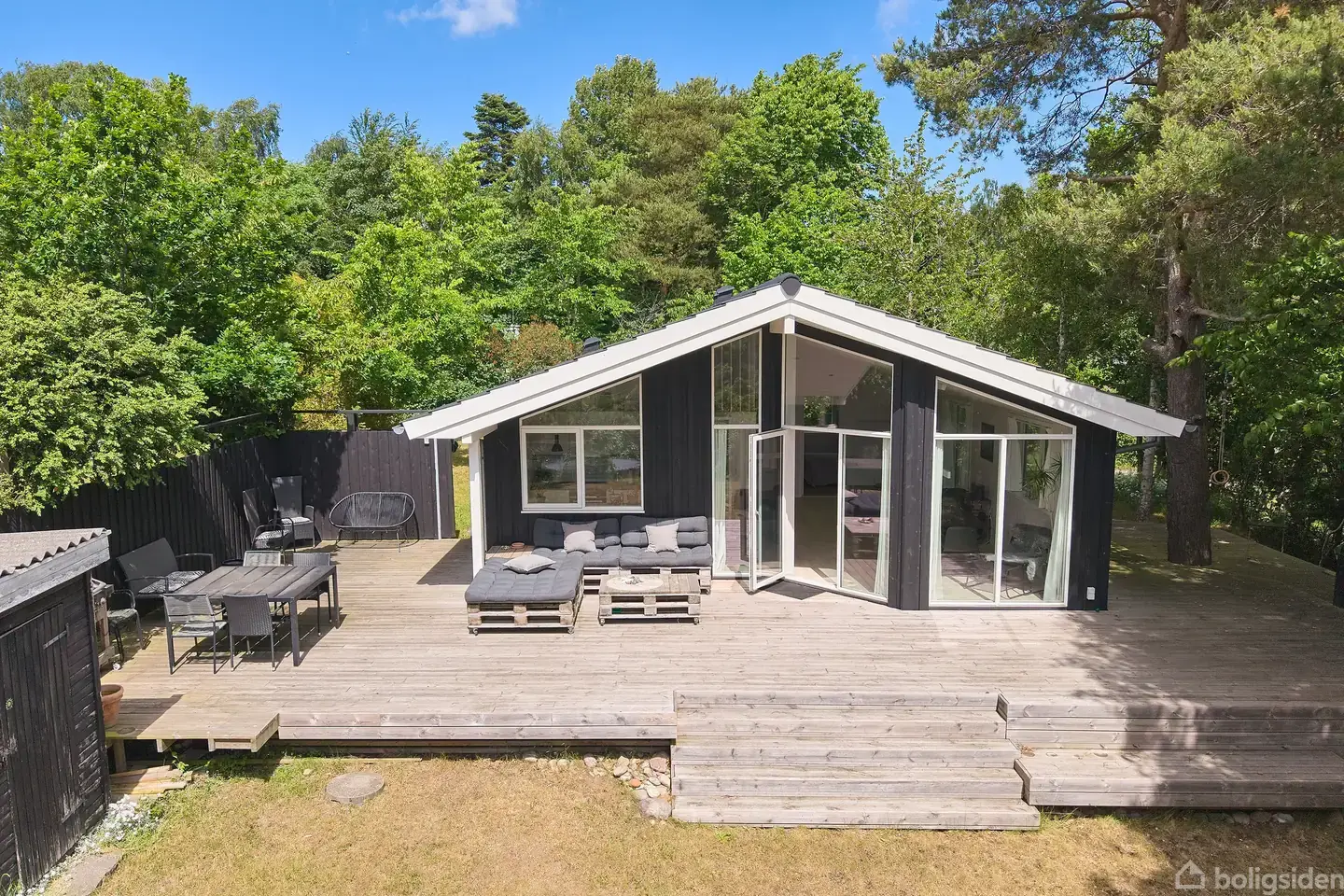 Lækkert nyere sommerhus - højtliggende med lidt udsigt