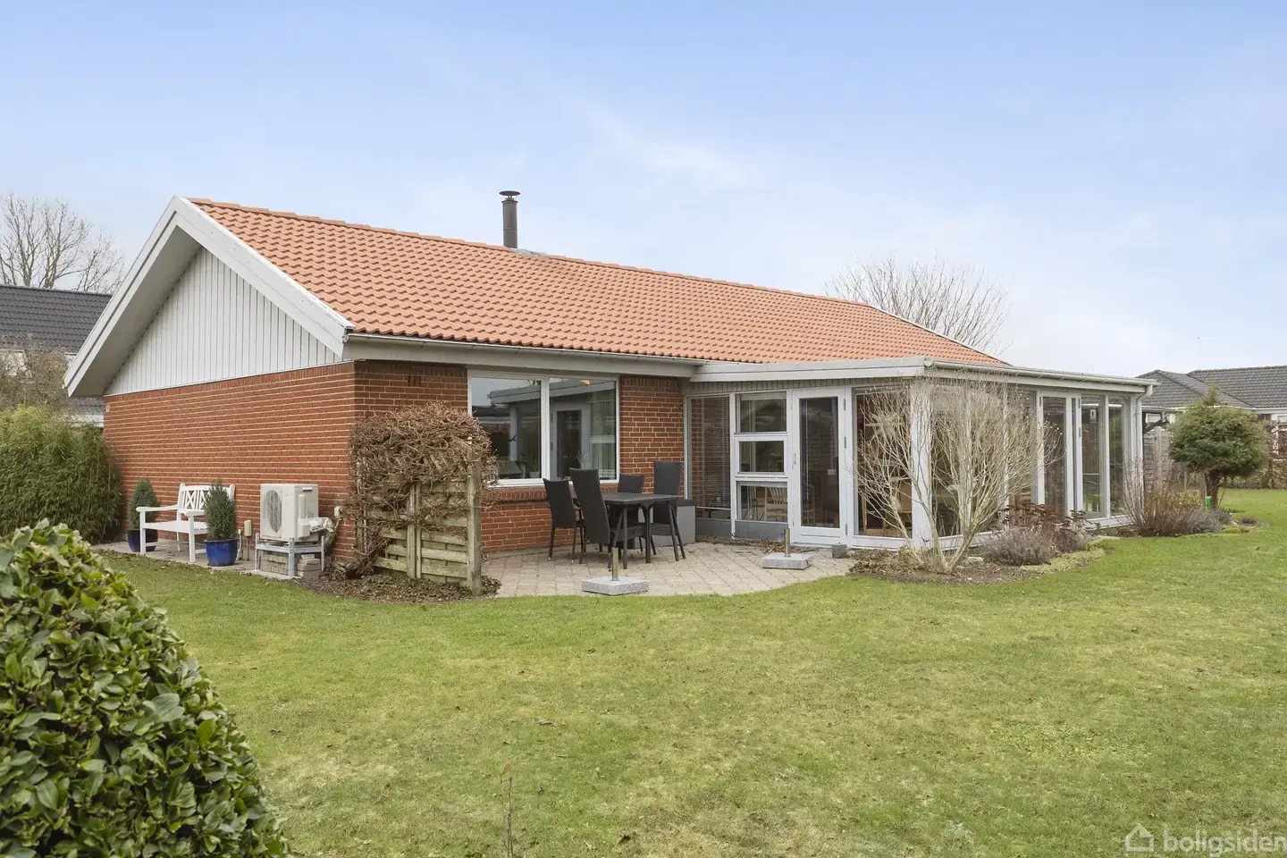 Indbydende rødstensvilla med garage og værksted