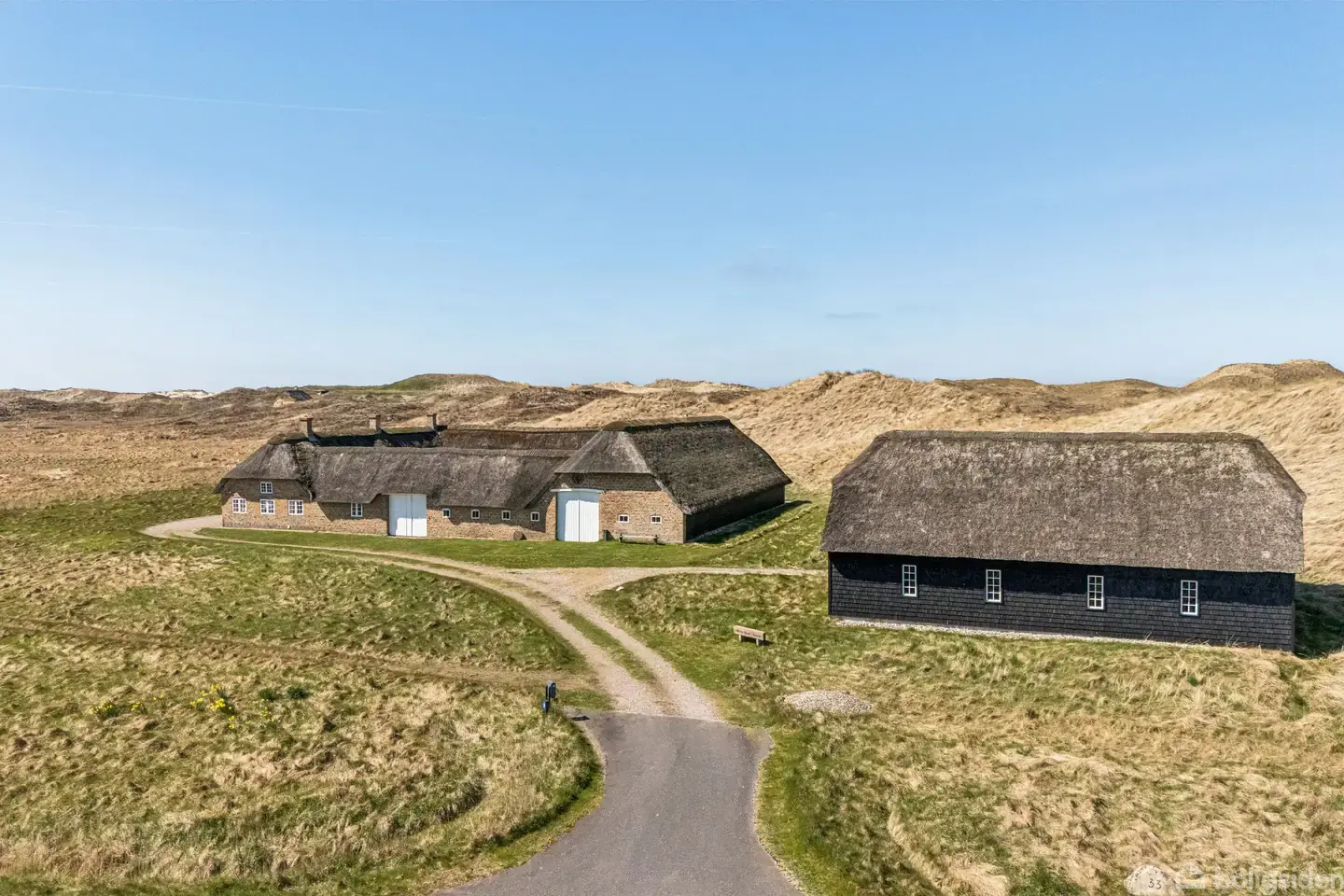 Historisk, fredet og gennemrenoveret klitgård ved Vesterhavet