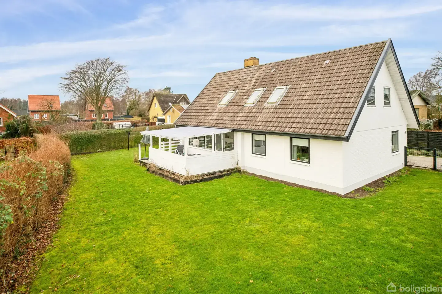 Rummelig og velinrettet villa i to plan.