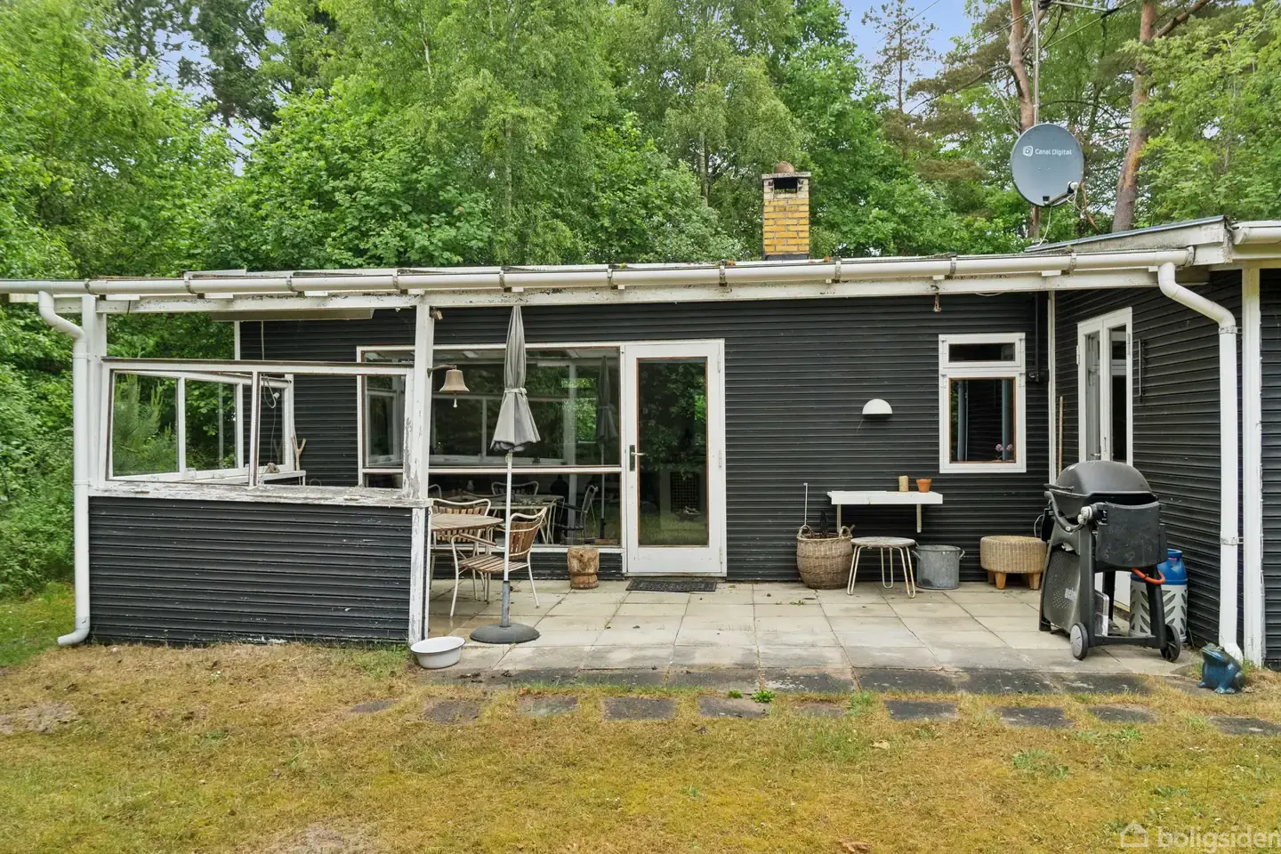 Originalt fritidshus i 2. række til skoven