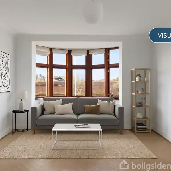 En grå sofa står foran et stort vindue. En hvid reol står til højre, og et lille bord med lampe til venstre. Over sofaen hænger kunst. Tekst: Visualisering.