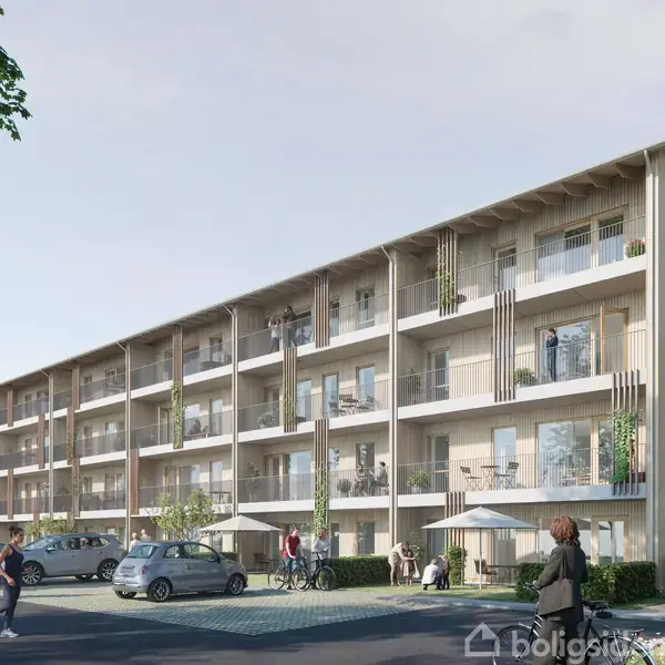 En moderne boligbygning i tre etager med altaner, omgivet af beboere, cyklister, og parkerede biler på en solrig gade. Træer og grønt indrammer scenen.