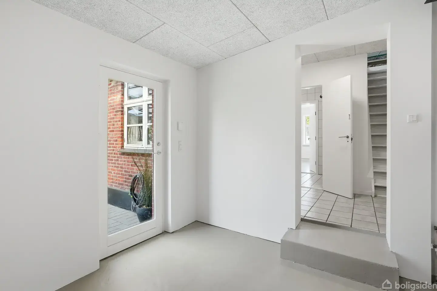 ALT HVAD DU SKAL BRUGE I STUEPLAN OG EN FØRSTESAL MED MULIGHEDER - Visning 5