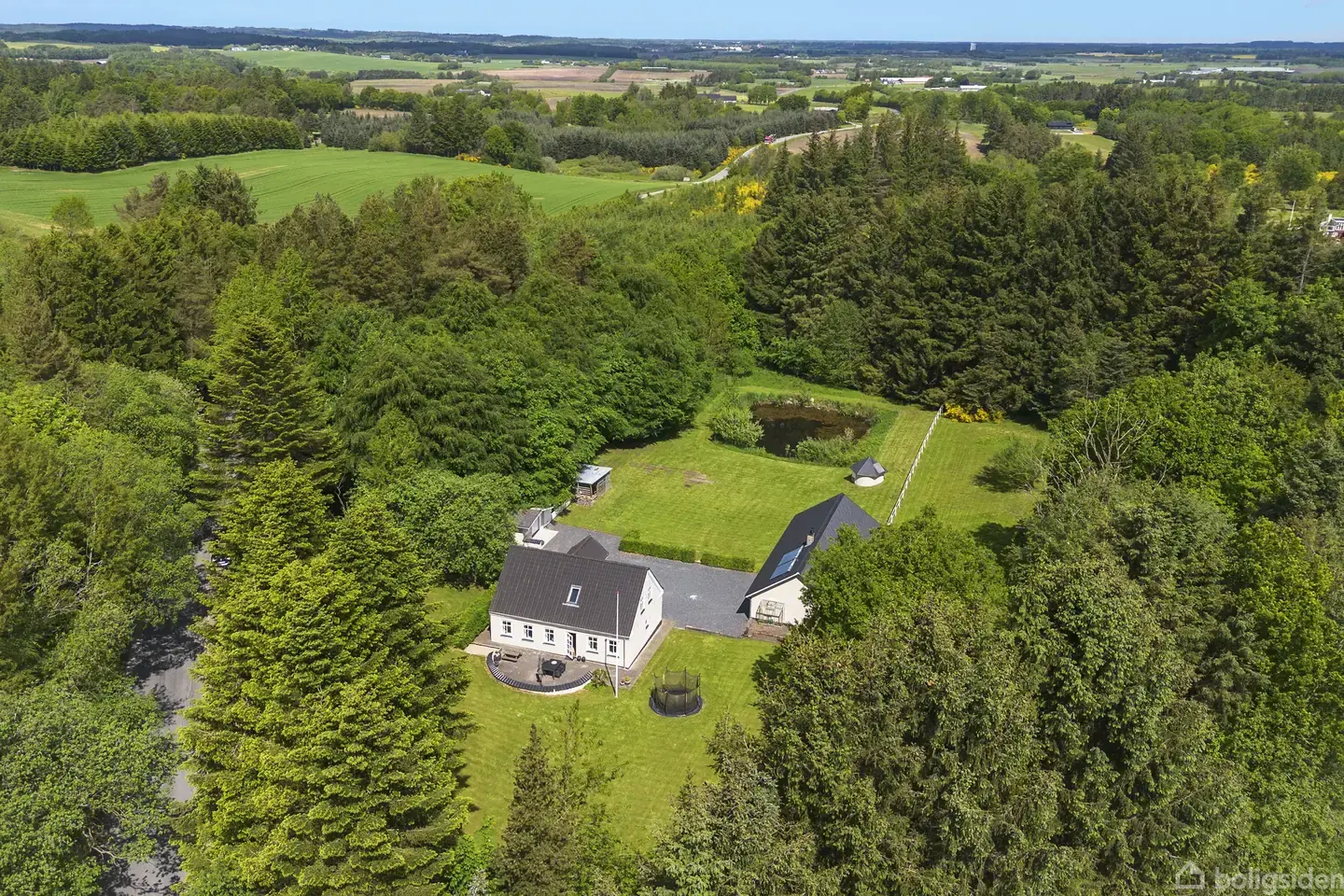 Charmerende ejendom med egen sø og naturskøn grund på 10.100 m²