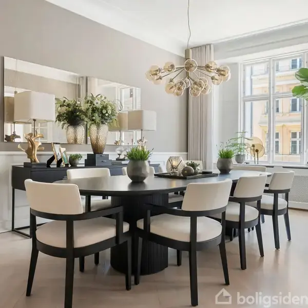 Spisebord med seks stole omgivet af moderne indretning, herunder en unik loftslampe og planter, i et lyst rum med stort vindue og udsigt til en bygning udenfor.