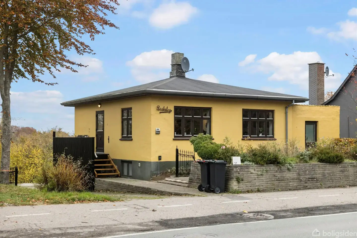 Charmerende ejendom på kanten af Græsted – direkte til marker og med udsigt over de naturrige omgivelser