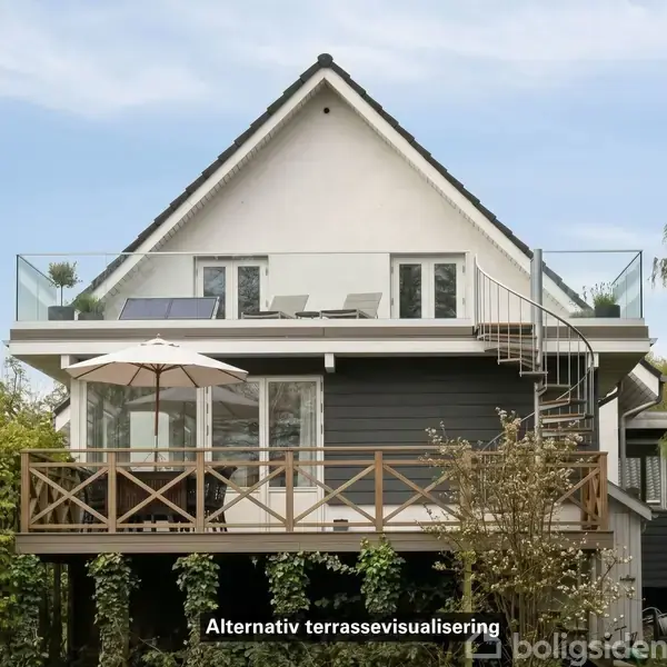 En villa med en stor terrasse, hvor der står havemøbler og en parasol. En udendørs spiraltrappe forbinder niveauer. Omgivet af træer og vegetation. Tekst: "Alternativ terrassevisualisering".