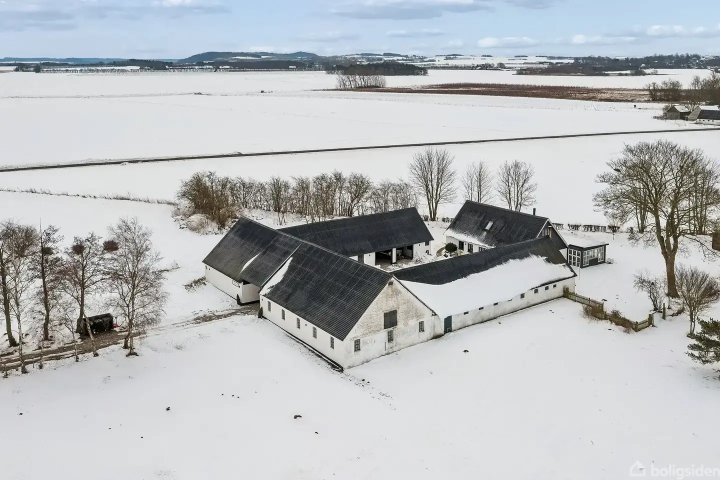 Rummelig landejendom med plads og frihed