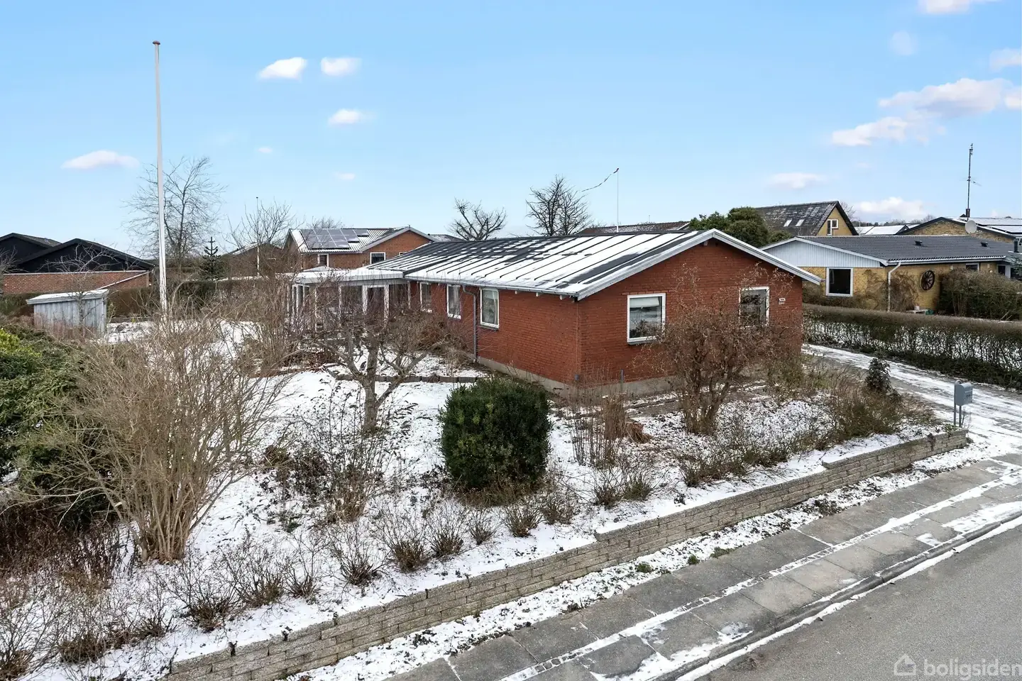 Velholdt villa med nyt tag, varmepumpe og stort garage-/værksted – attraktiv pendlerbeliggenhed