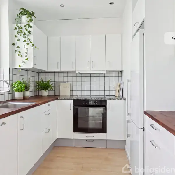 Et lyst køkken med hvide skabe og en mørk træbordplade. På køkkenbordet står planter og en vask. Over komfuret er hvide fliser. Tekst: "AI visualisering".