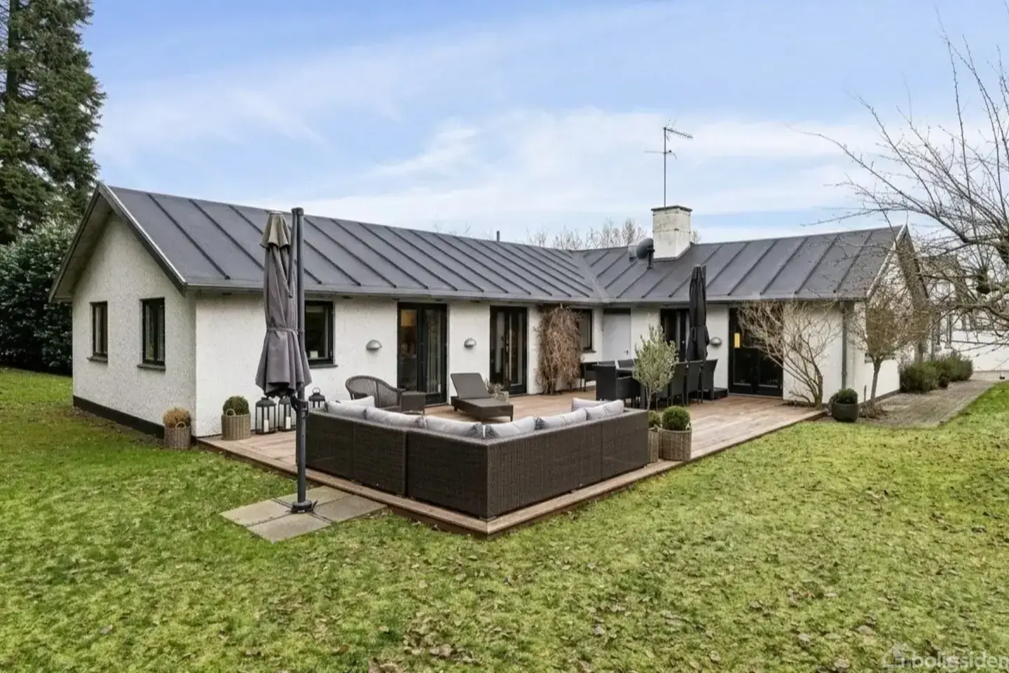 ETPLANSVILLA I RUNGSTED KYST – 216 M² MED PRIVAT TEENAGEAFDELING OG BADEBRO NÆR ØRESUND