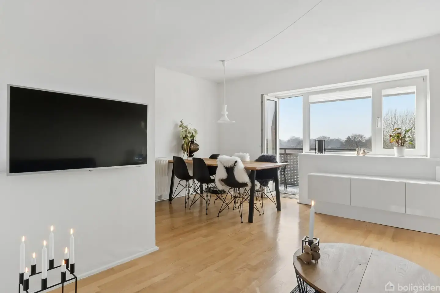 Øverst beliggende perle med fantastisk lysindfald og to altaner