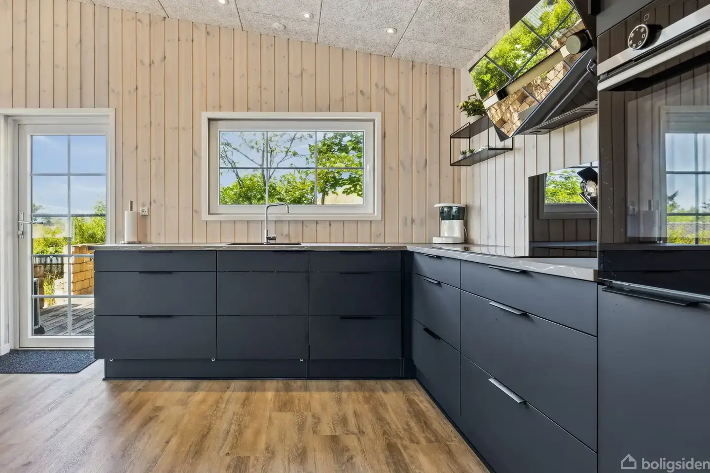 Flot renoveret sommerhus med havudsigt fra grunden. - View 4