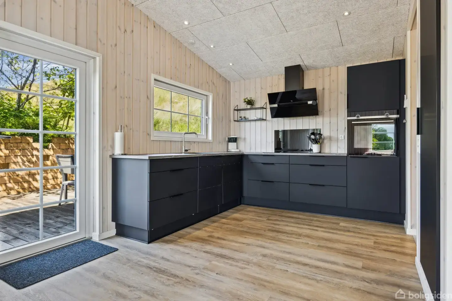 Flot renoveret sommerhus med havudsigt fra grunden. - View 5