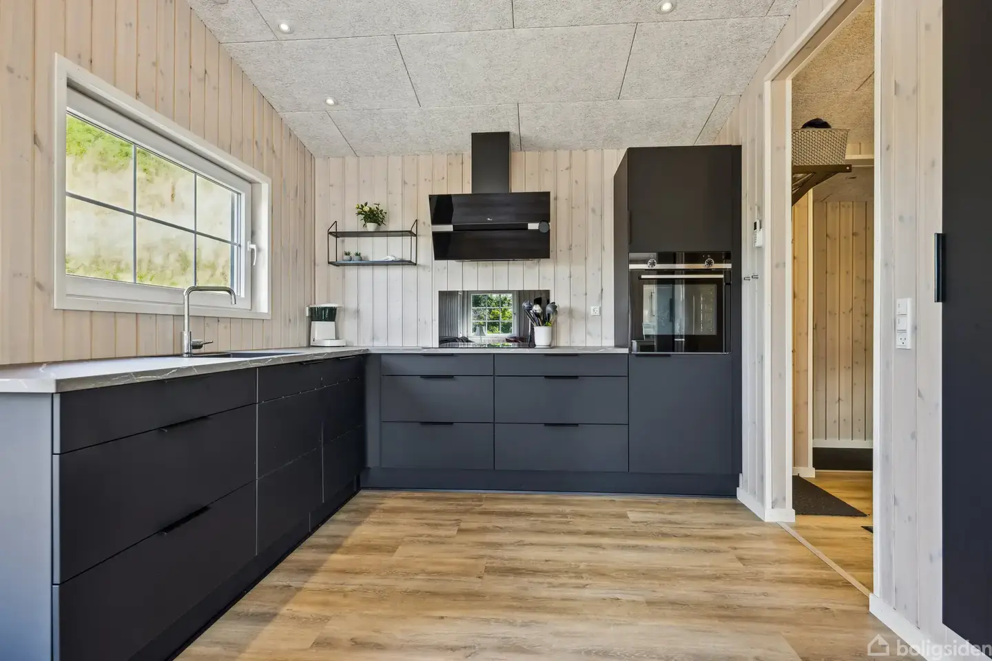 Flot renoveret sommerhus med havudsigt fra grunden. - View 3