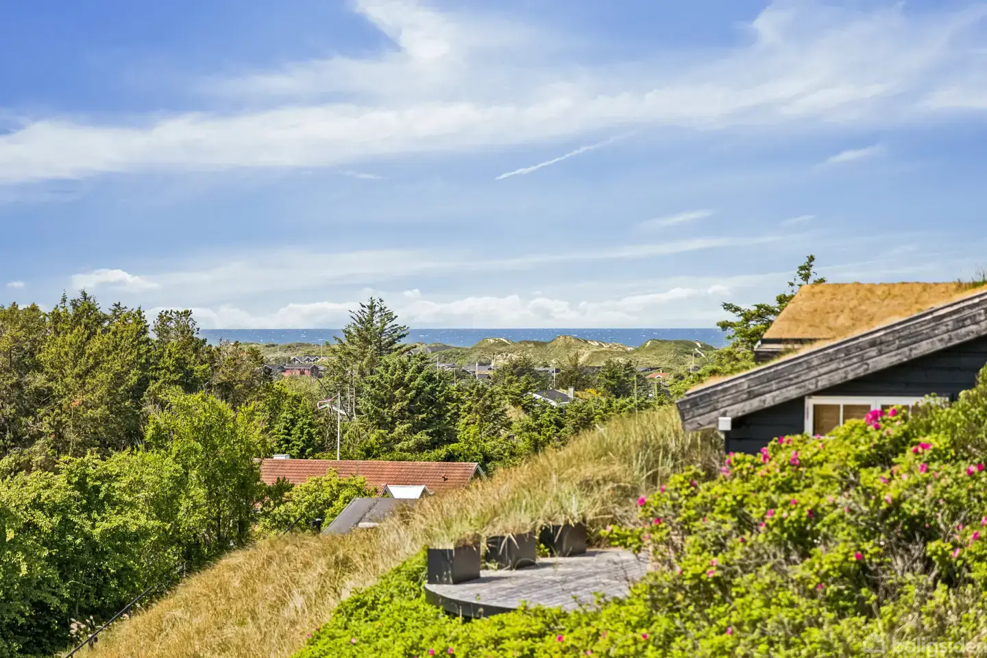 Flot renoveret sommerhus med havudsigt fra grunden. - View 2