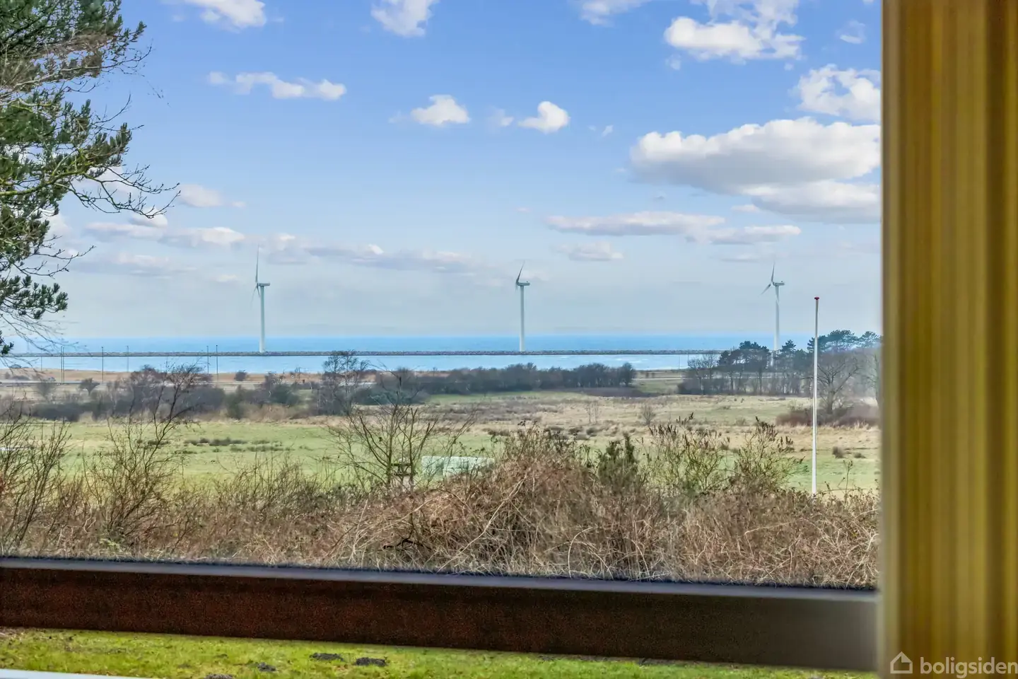 LYST OG HYGGELIGT SOMMERHUS MED FLOT UDSIGT TIL HAVET