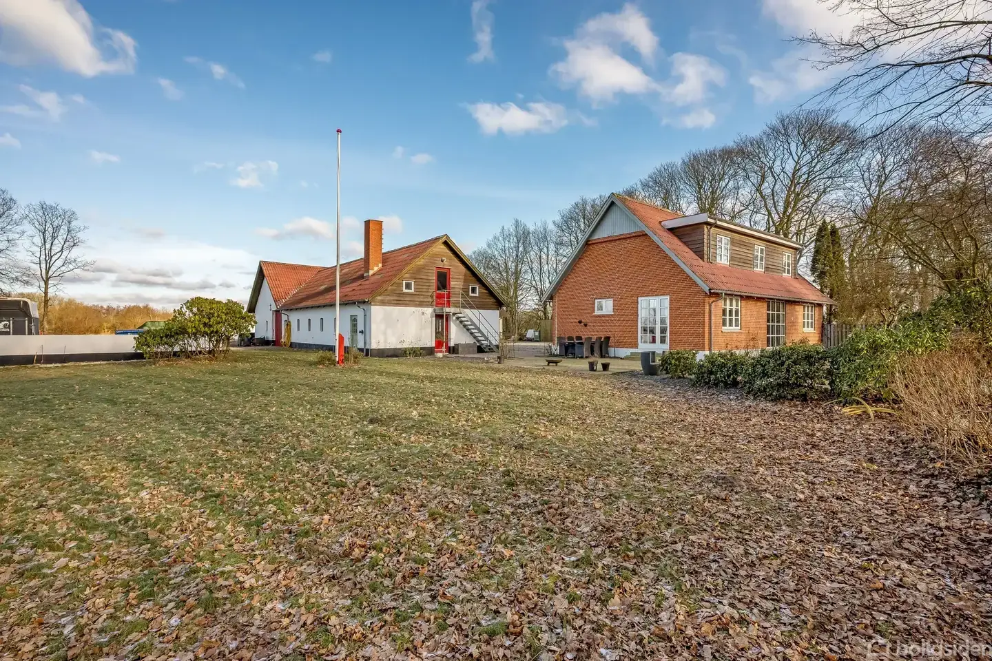 Hesteejendom med 3,7 hektar jord, løbende moderniseret stuehus og gode udbygninger