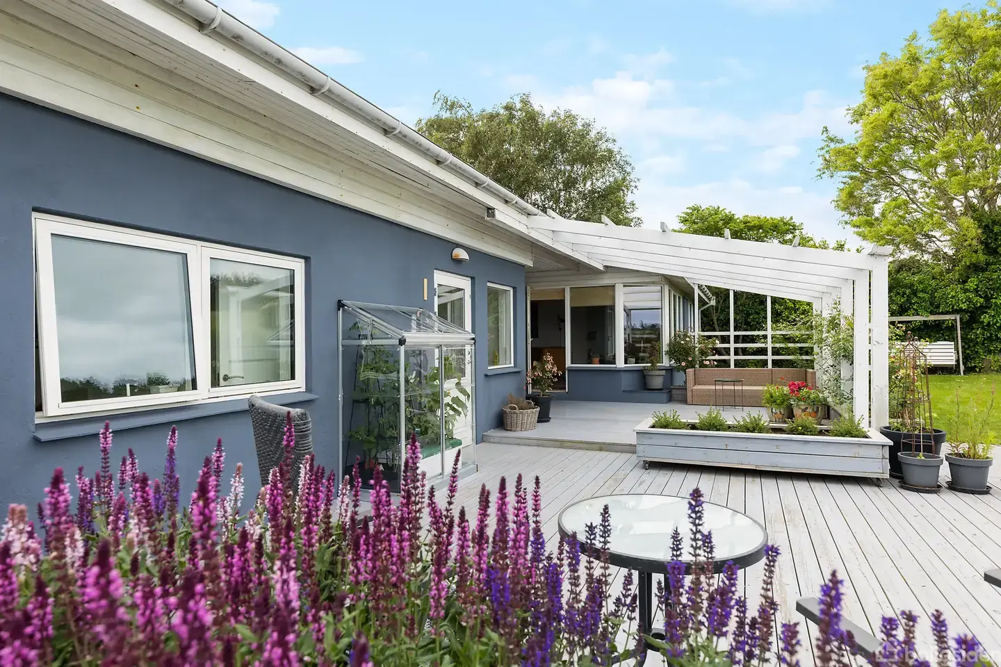 Velholdt etplansvilla i Årby med skøn udsigt