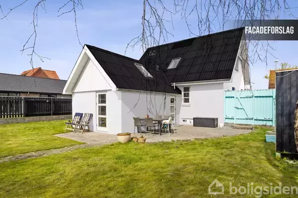 Et hvidt hus med sort tag står stille i en velplejet have. Et lille terrasseområde har stole og borde. Tekst: "FACAEFORSLAG" øverst til højre.