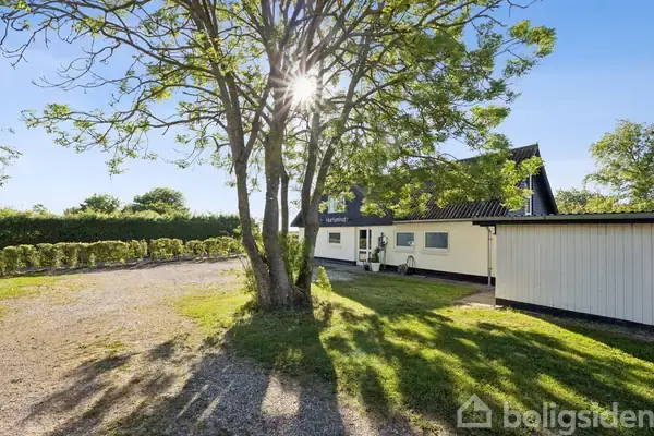 Landejendom på Krajbjergvej 5, 8541 Skødstrup