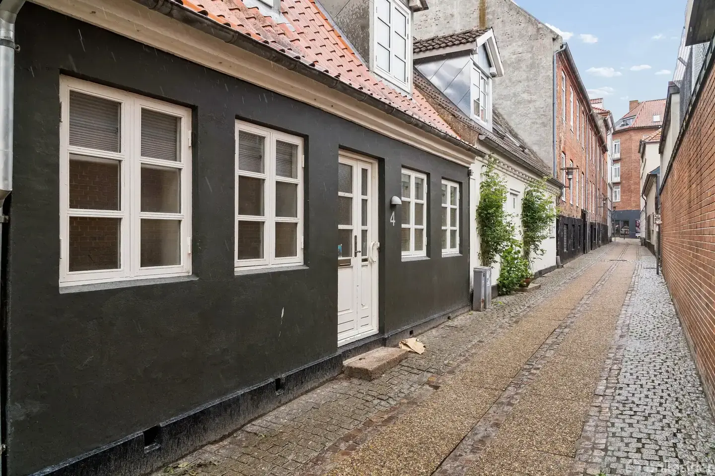 Charmerende byrækkehus med central beliggenhed