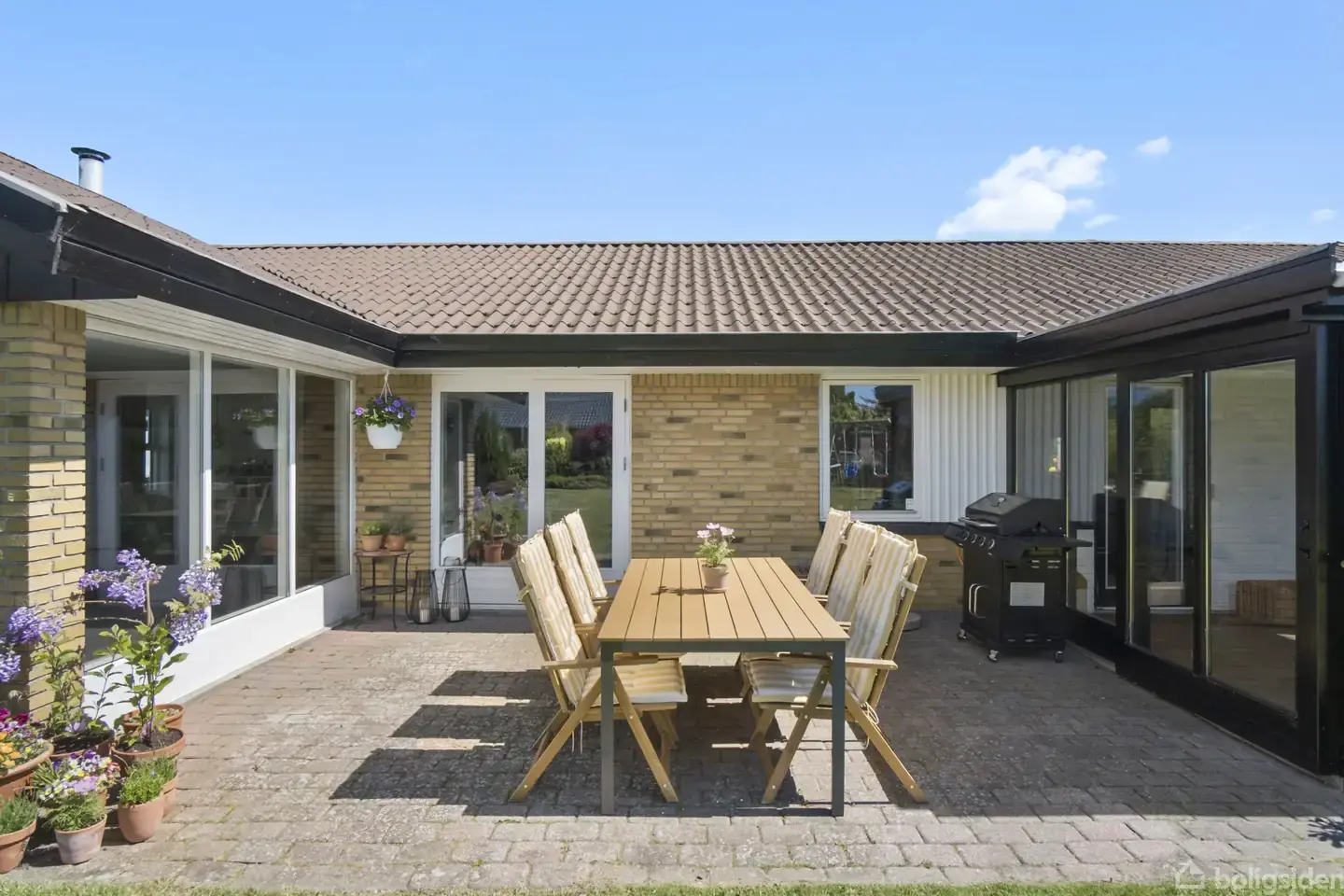 Indbydende villa med 4 værelser – i roligt kvarter, nær skole og indkøb